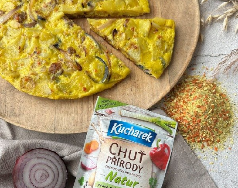 Bramborová omeleta se škvarky a červenou cibulí